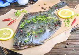 La solla es un pescado perfecto para preparar a la plancha, vuelta y vuelta.