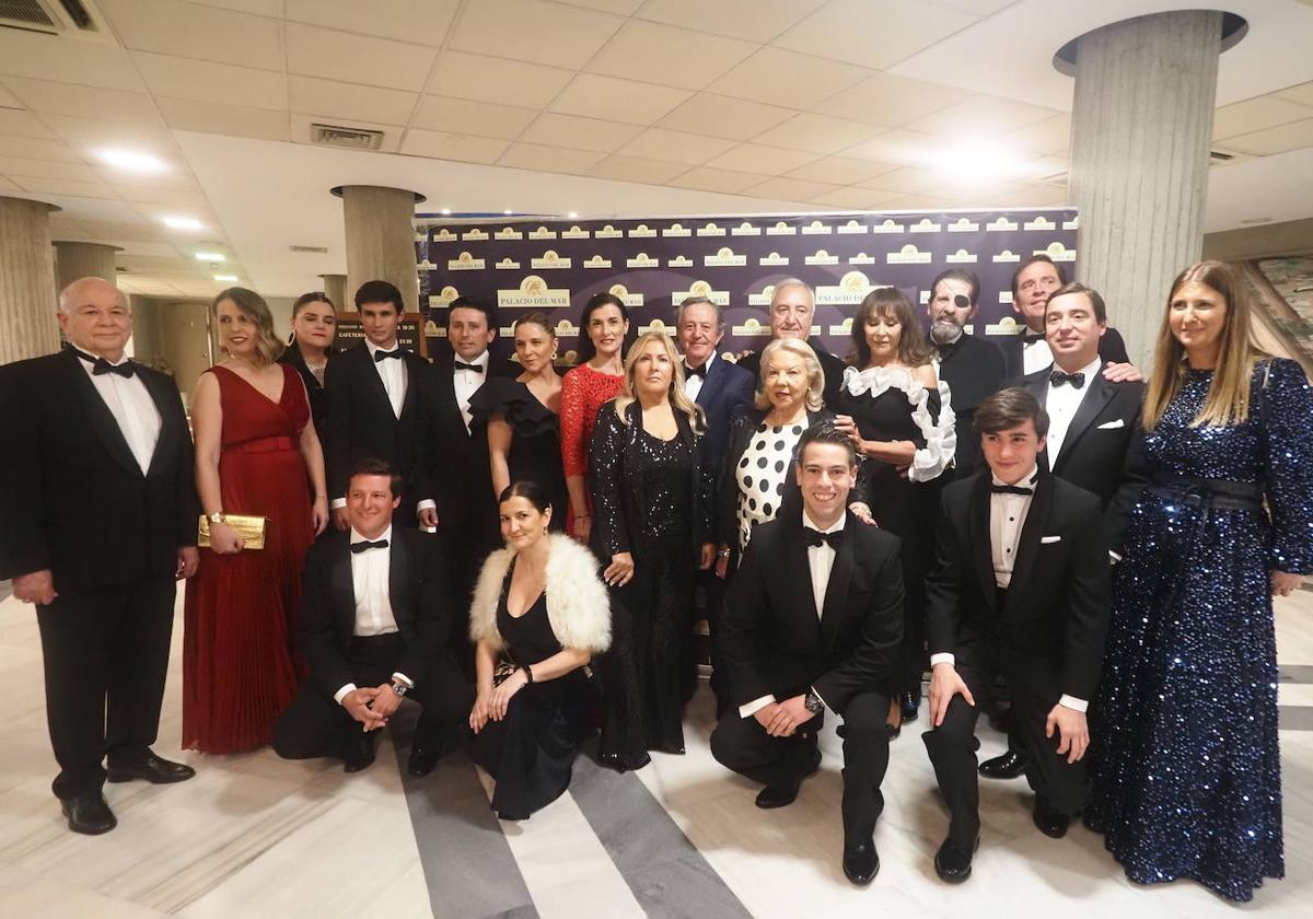 Primera fila: Pepe Martínez, Eugenia Renedo, Irene Ventura, Lola Iniesta, José Miguel Álvarez Borbolla y Marcos Linares.Segunda fila: Indalecio Sobrino, Manuela López, Sandra Perera, Manuel Dios Le Guarde, José Juan Fraile, Ana Mayoral, Gema Igual, El Niño de la Capea, Juan Renedo, María Ángeles Grajal, Juan José Padilla, Eduardo Dávila Miura, José María Garzón y Leticia Renedo.