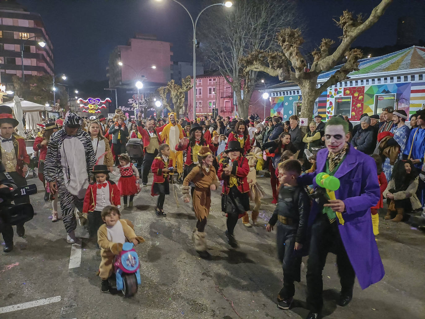 El desfile de Carnaval pejino ha congregado a miles de personas para disfrutar de las propuestas de las comparsas participantes en el concurso de disfraces