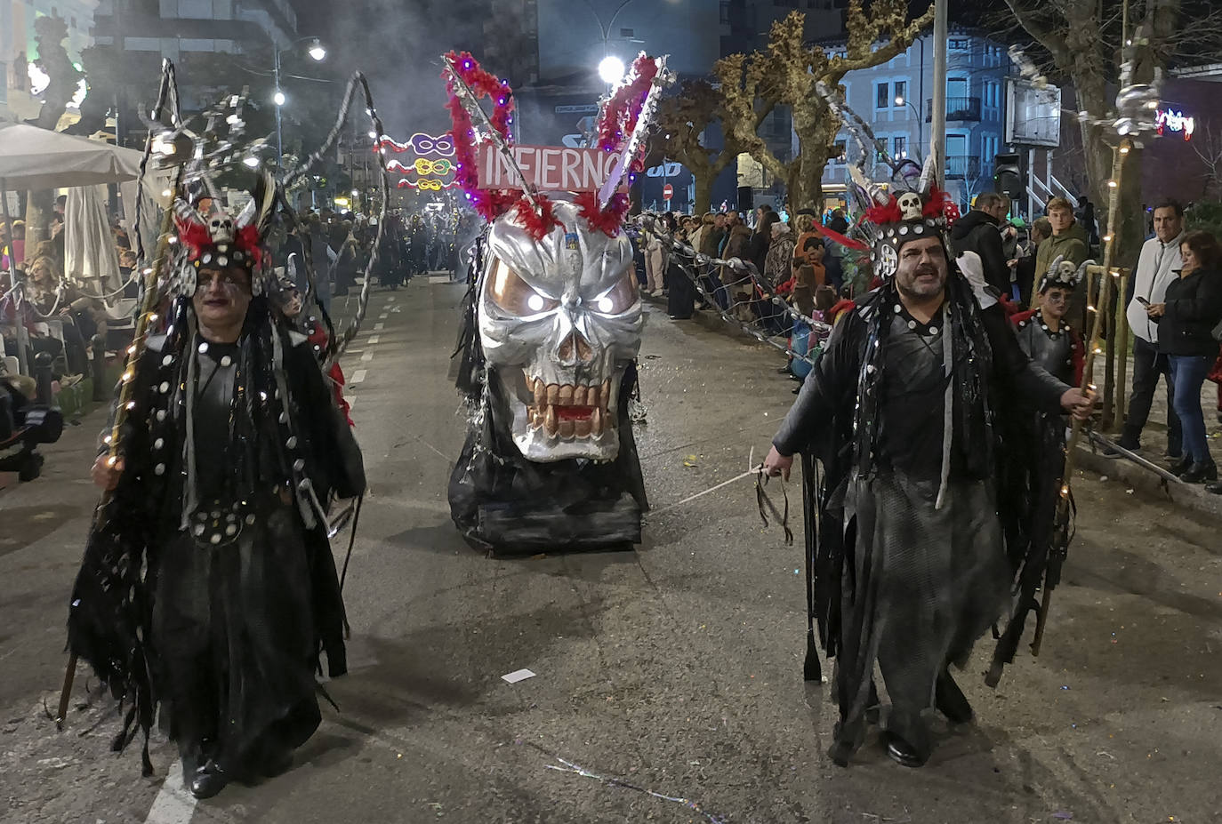 Más tétricos, pero igual de espectaculares, han asomado los integrantes de la comparsa El Infierno