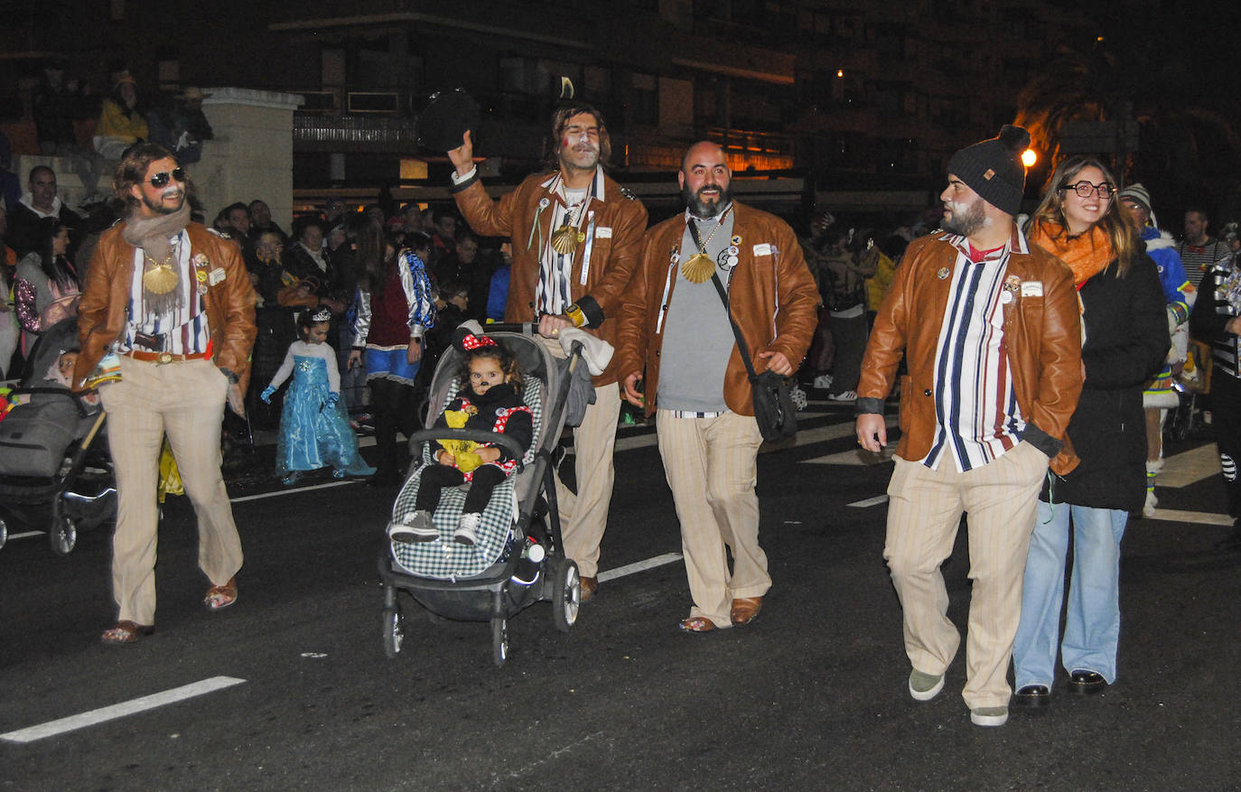 El pasacalles se prolongó durante más de hora e incluyó el tradicional concurso de disfraces.