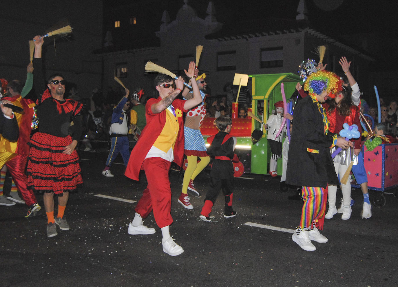 Los amigos de Chechu como feriantes del tren de la atracción de la bruja, no pararon de dar escobazos a mayores y pequeños dibujaban una sonrisa a su paso.