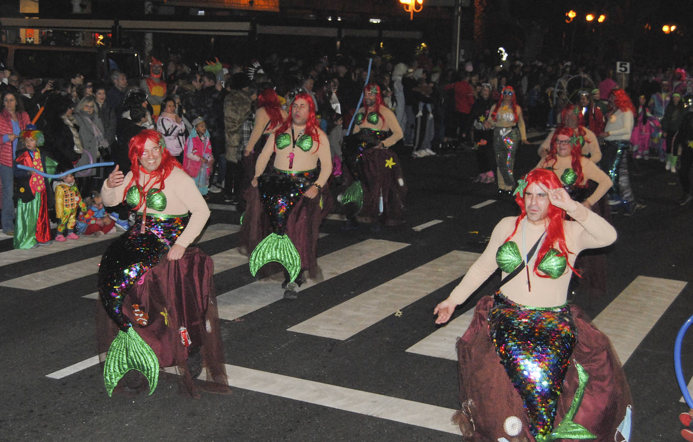 Por la pasarela se dejaron ver sirenitas recien salidas de la bahía.