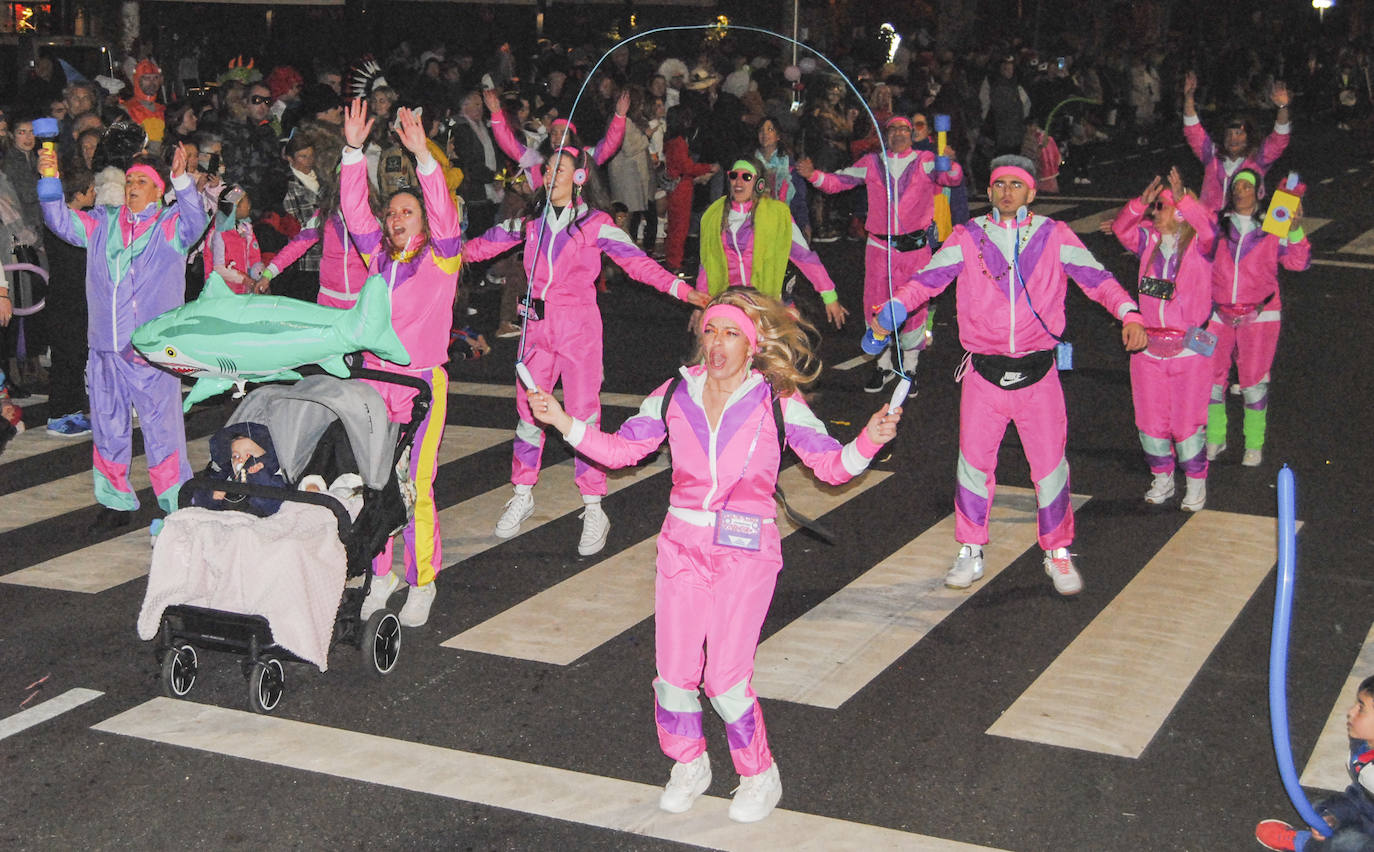 Un grupo de gimnastas de los ochenta bailaron durante el recorrido del desfile y animaron al público.