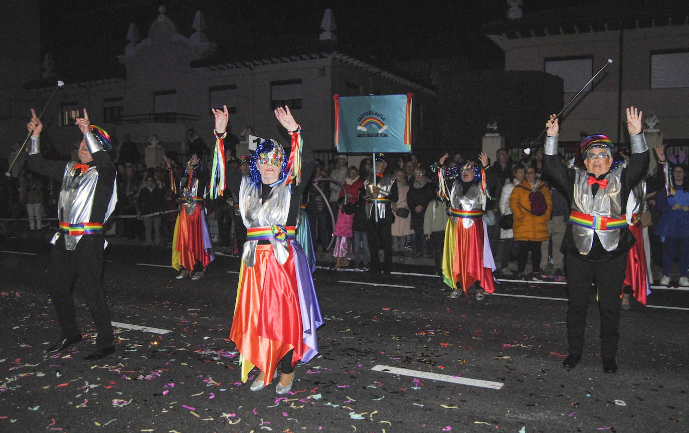 El tradicional desfile arrancó a las 19.00 horas e inundó de colorido las calles de la villa marinera.