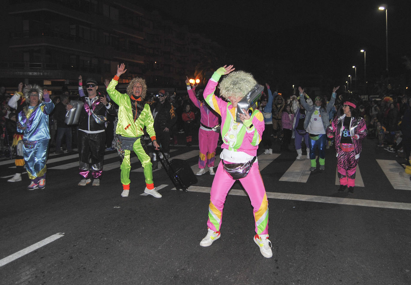 Gimnastas ochenteros bailaron al ritmo de la música de la misma época.