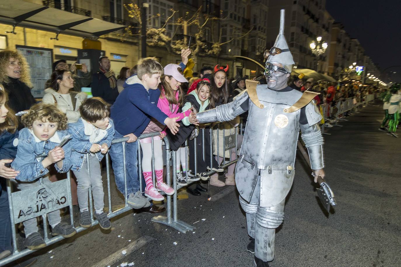 El Hombre de Hojalata del Mago de Oz saludando al público.