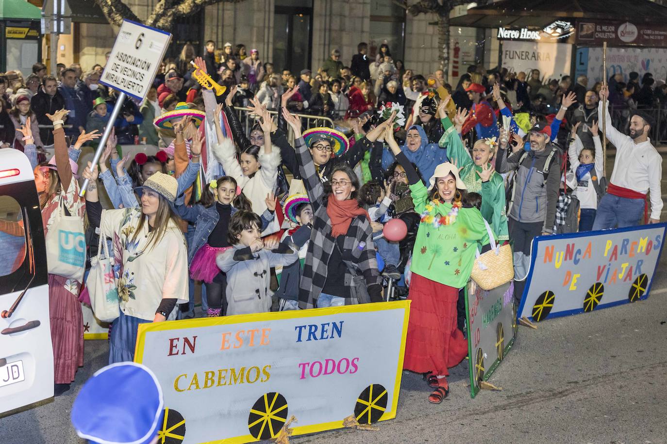 La Asociación de Vecinos Miralpuerto, durante el desfile santanderino, saludando al público.