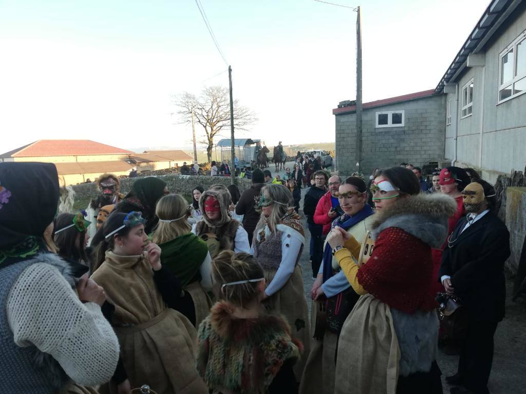 Más de una veintena de personajes recorrieron las 35 casas habitadas del pueblo, puerta a puerta, para recoger el aguinaldo que luego cenarán