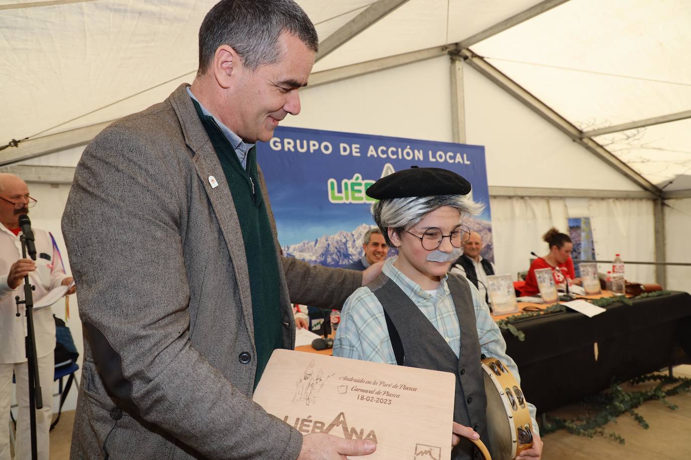 Manuel Bahillo entrega el reconocimiento al Aula de Cultura Tradicional de Camaleño.