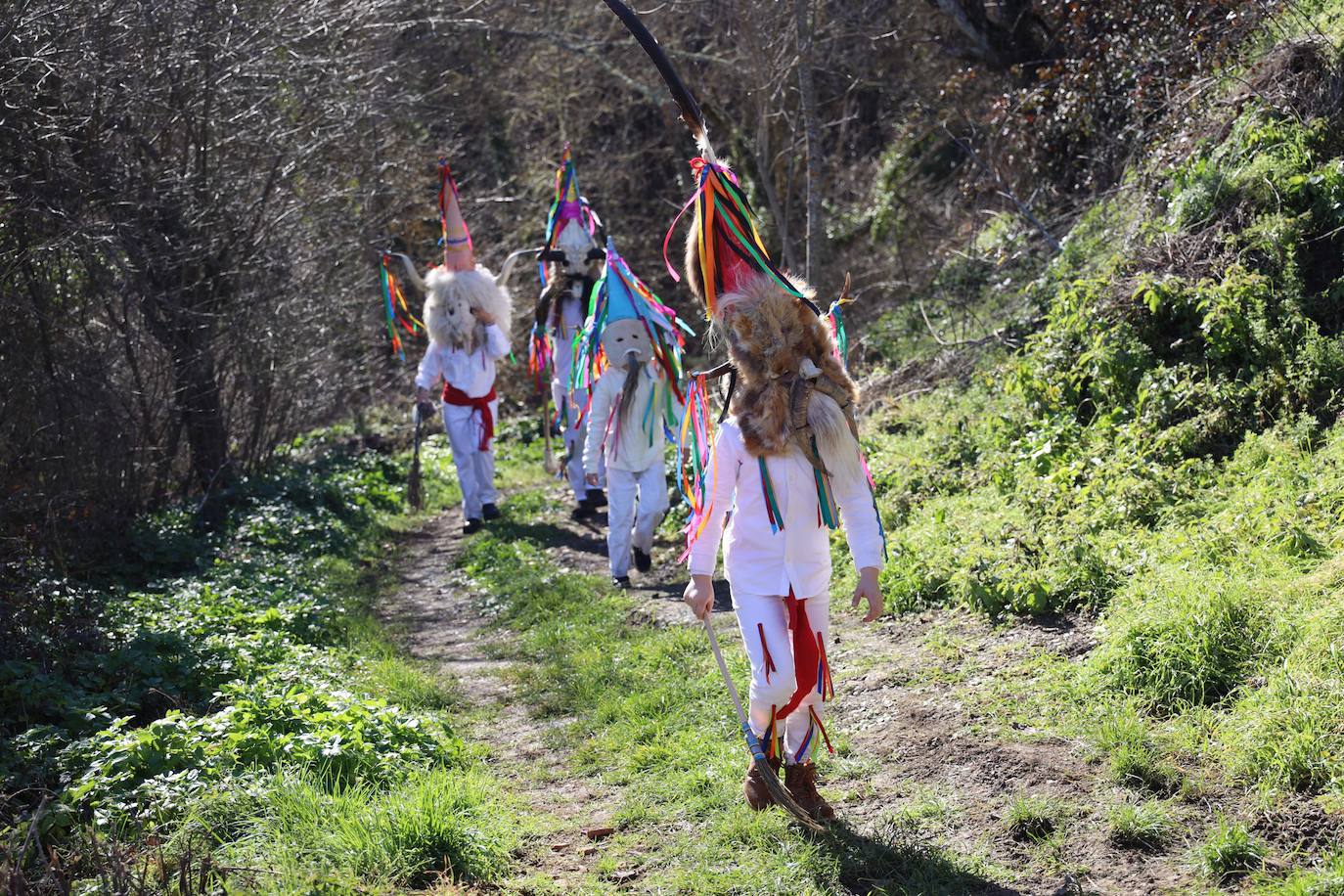 Los participantes descienden por los caminos como marca la tradición