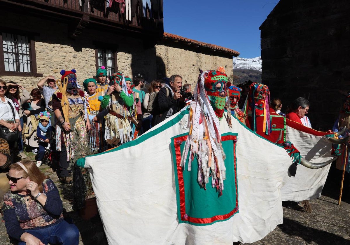 Piasca se viste de tradición por Carnaval