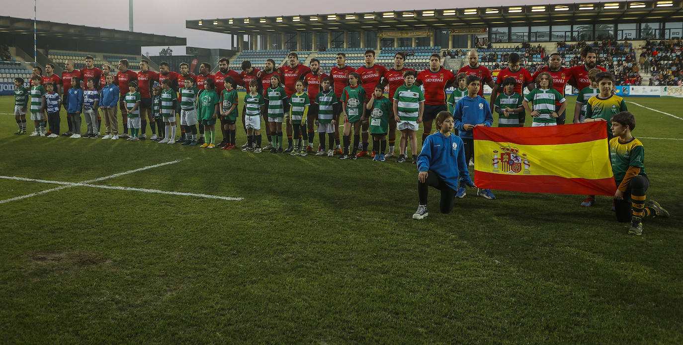 El XV del León escucha el himno de España en El Malecón.