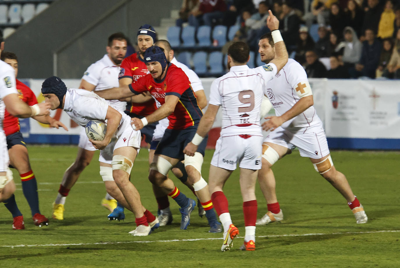 Foulds sujeta a un jugador de Georgia.