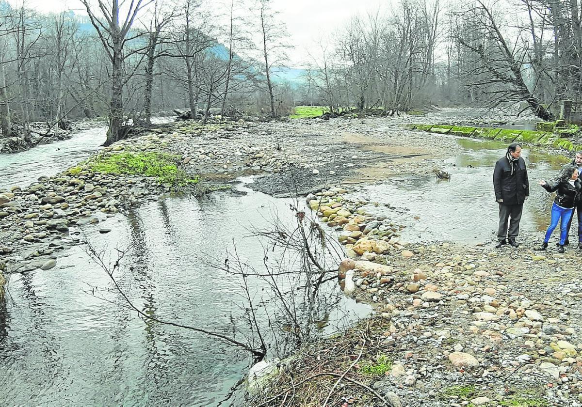 Las autoridades comprobaron sobre el terreno la necesidad de recuperar el cauce primitivo del río Besaya.