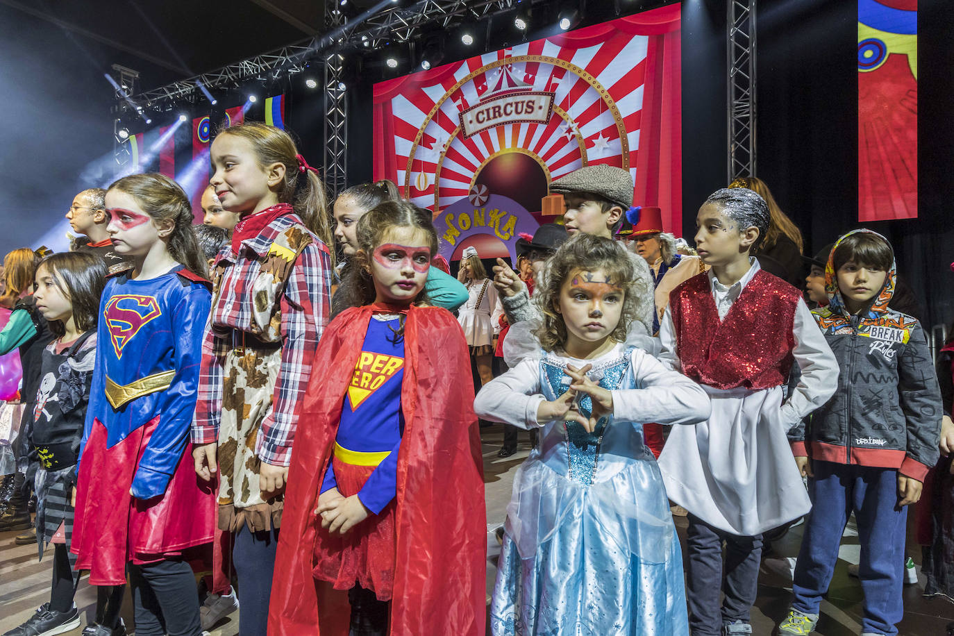 Princesas y heroínas desfilaron en el Palacio de Deportes.