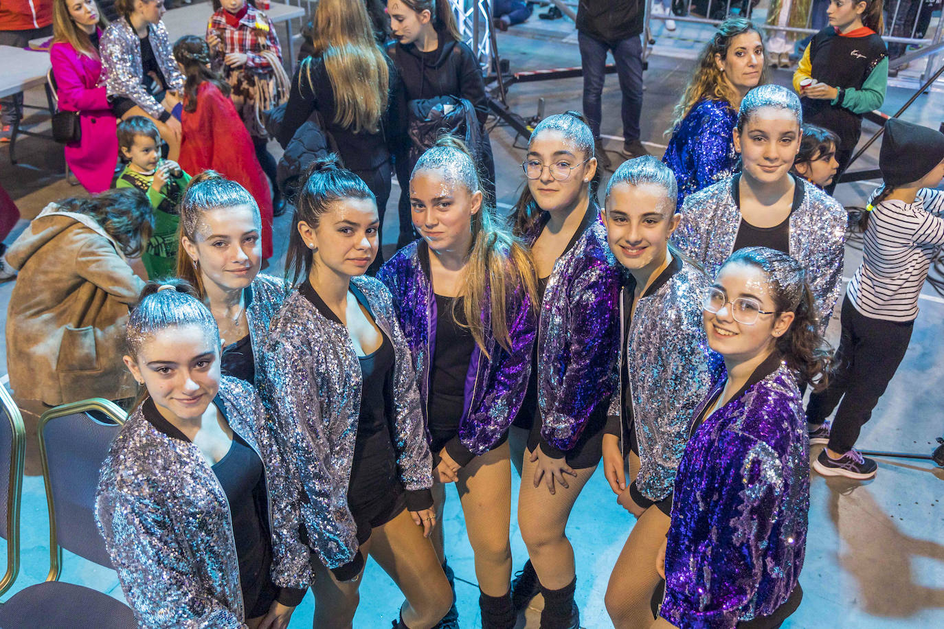 Un grupo de participantes en el desfile que tuvo lugar en el Palacio de Deportes.