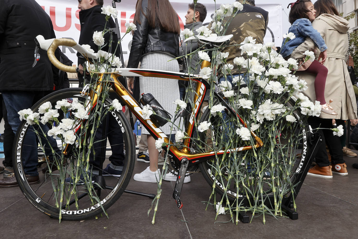 Muchos amigos, muchas bicis, muchas flores, mucha emoción