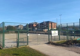 Pista polideportiva donde ya han empezado los trabajos para instalar una cubierta