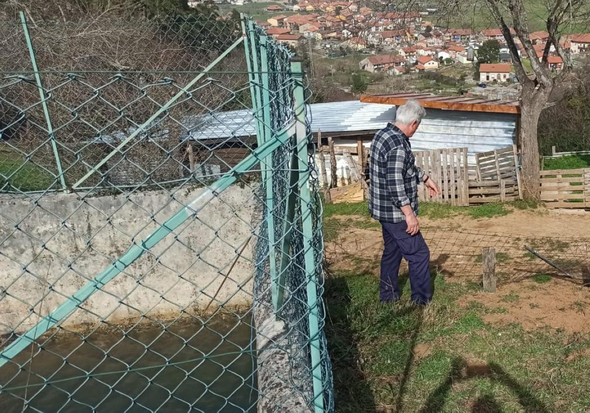 El vecino, junto al depósito del agua, muestra uno de los socavones de varios metros de diámetro y profundidad.