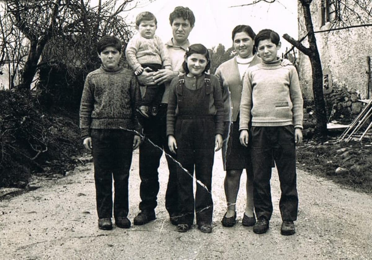 Germinal Gurtubay, junto a su esposa y sus hijos, en una imagen del álbum familiar.