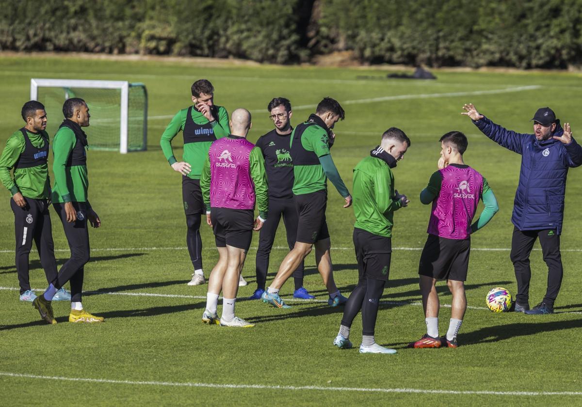 José Alberto da instrucciones a sus futbolistas en una sesión en las Instalaciones Nando Yosu.