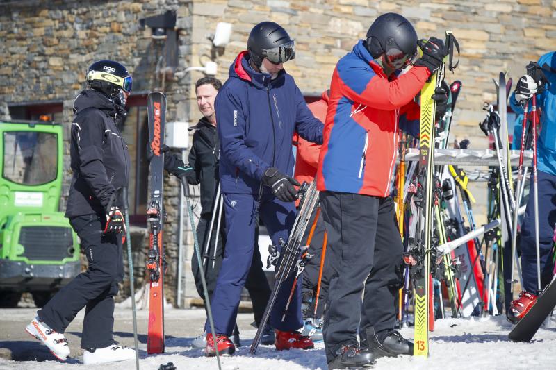 En las imágenes no se ve a Letizia. Al parecer, el rey ha viajado con amigos