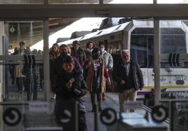 Un cercanías llega a la estación de Santander