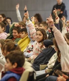 Imagen secundaria 2 - Arriba: Expositor dedicado a la Prehistoria en la Feria de la Ciencia de 2022. Abajo: Alumnado en la cita con las científicas celebrada IHCantabria y Alumnos en plena presentación en la Semana de la Ciencia. 