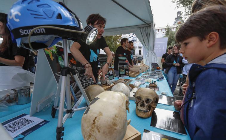 Imagen principal - Arriba: Expositor dedicado a la Prehistoria en la Feria de la Ciencia de 2022. Abajo: Alumnado en la cita con las científicas celebrada IHCantabria y Alumnos en plena presentación en la Semana de la Ciencia. 