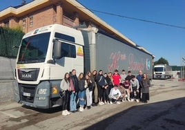 Los grupos del Colegio Nuestra Señora de la Paz visitan las instalaciones de Transportes Hermanos Laredo.