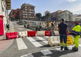 La calle Canalejas quedó ayer cortada al tráfico por el inicio de las primeras labores.