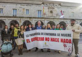 Los panaderos se han concentrado este lunes por la tarde frente al Parlamento regional.