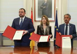 El presidente de Asturias, Barbón, la ministra de Transportes, Raquel Sánchez, y Miguel Ángel Revilla muestran el acuerdo firmado tras la reunión.