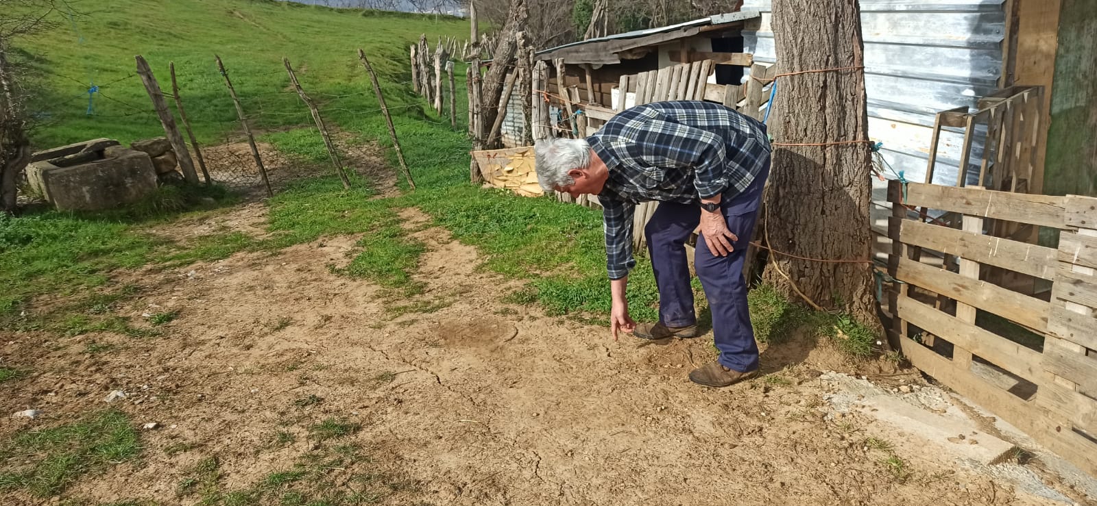 El vecino señala las grietas en el suelo cerca de donde está su cuarto de aperos. 