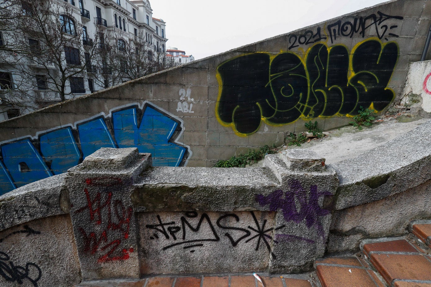 Los graffitis y las pintadas decoran numerosas calles y fachadas de Santander y de su limpieza se encargará la empresa a la que se adjudique el nuevo contrato de basuras.