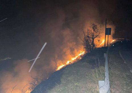 Imagen secundaria 1 - Imágenes de un incendio registrado en la tarde noche de este lunes en la carretera entre el camping Lunada de San Roque de Riomiera y Valdició.