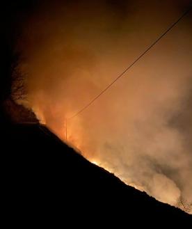 Imagen secundaria 2 - Imágenes de un incendio registrado en la tarde noche de este lunes en la carretera entre el camping Lunada de San Roque de Riomiera y Valdició.