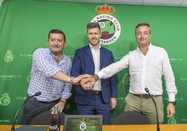 El director deportivo, Mikel Martija, entre el vicepresidente y el presidente del Racing, Pedro Ortiz y Alfredo Pérez.