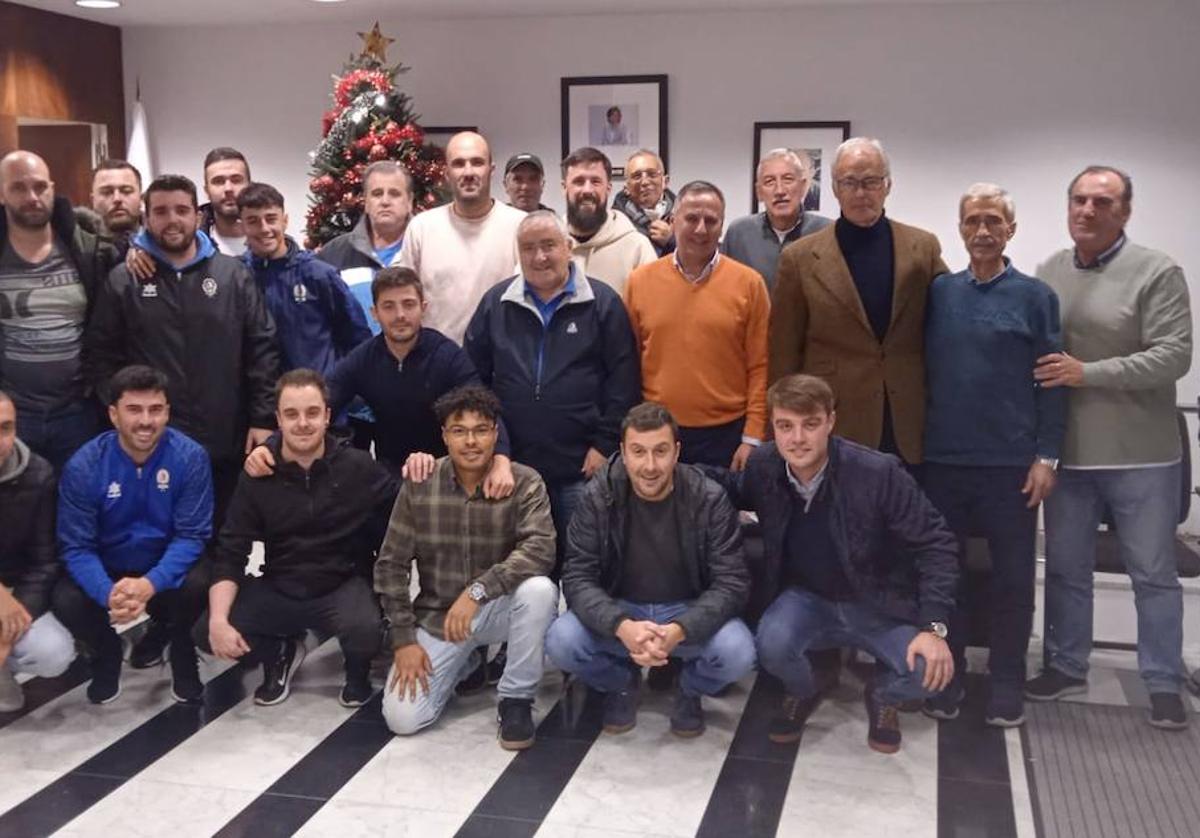 Santiago López Ríos, segundo por la derecha, junto a directivos y entrenadores del Club Bansander.