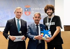 El director territorial de CaixaBank, Juan José Badiola; el presidente cantabro, Miguel Ángel Revilla; y el CEO de Banbu, Rodrigo Folgueira, esta mañana.