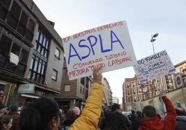 Manifestación de los trabajadores de Aspla por las calles de Torrelavega.