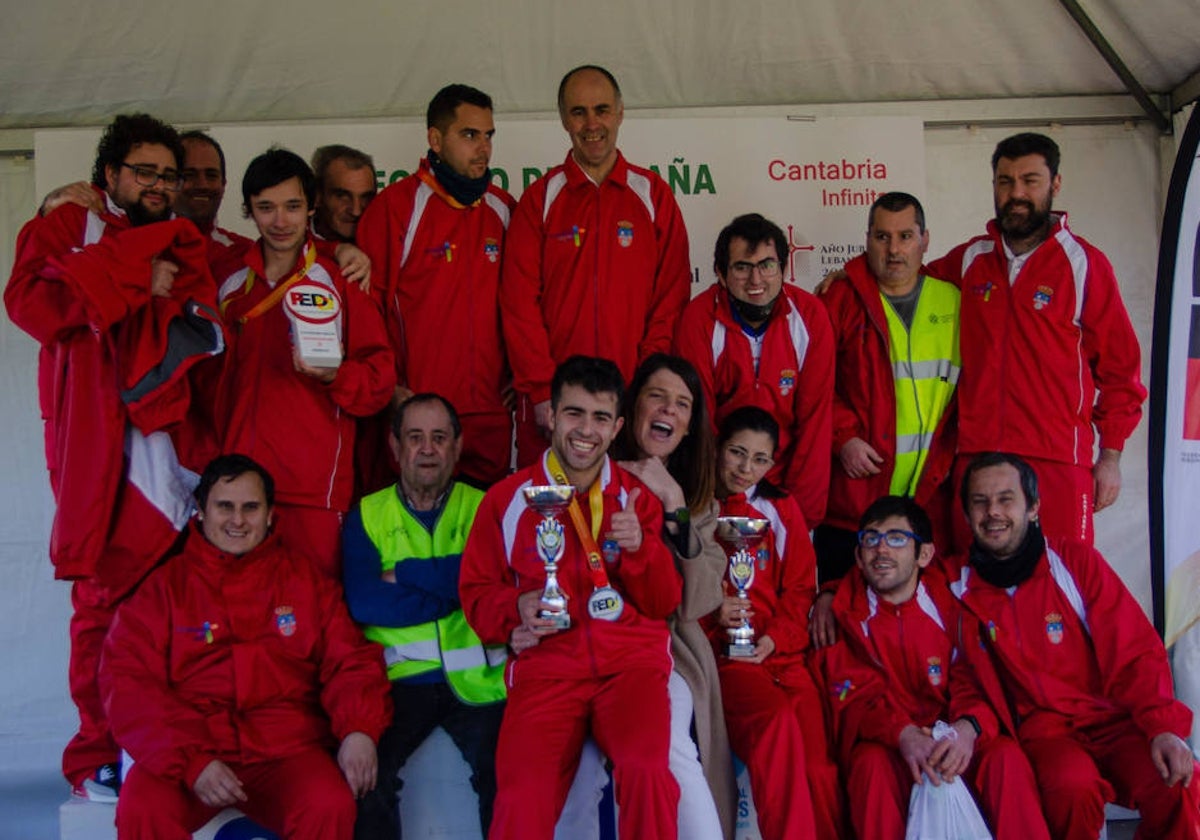 Un grupo de los galardonados cántabros con la atleta Ruth Beitia al finalizar