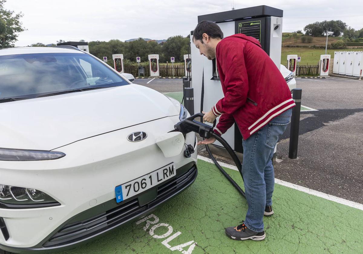 Un total de 238 cántabros se benefician de casi un millón en ayudas para comprar coche eléctrico