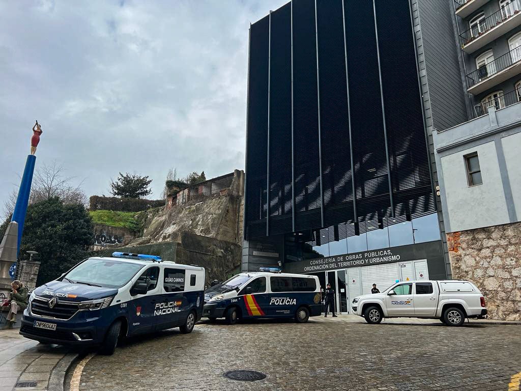 Tres vehículos de la Policía Nacional, esta mañana, a las puertas de la sede de la Consejería de Obras Públicas, donde los agentes se han personado para registrar cuatro despachos de la quinta planta.