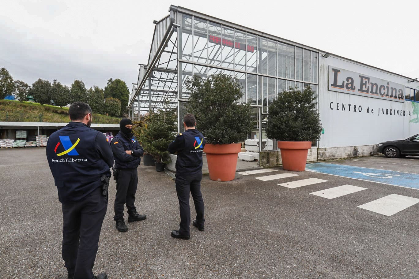 Miembros del operativo policial y la Agencia Tributaria, en La Encina, dedicada a la construcción y mantenimiento de jardines, y la venta al público de todo tipo de productos para el jardín.