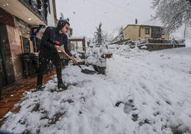 Un joven quita la nieve a la entrada del mesón Ventorrillo, en Pesquera, en uno de los temporales de nieve de enero.