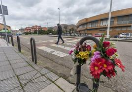 Flores junto al paso de cebra de Peñacastillo donde se han producido dos atropellos mortales en un año.