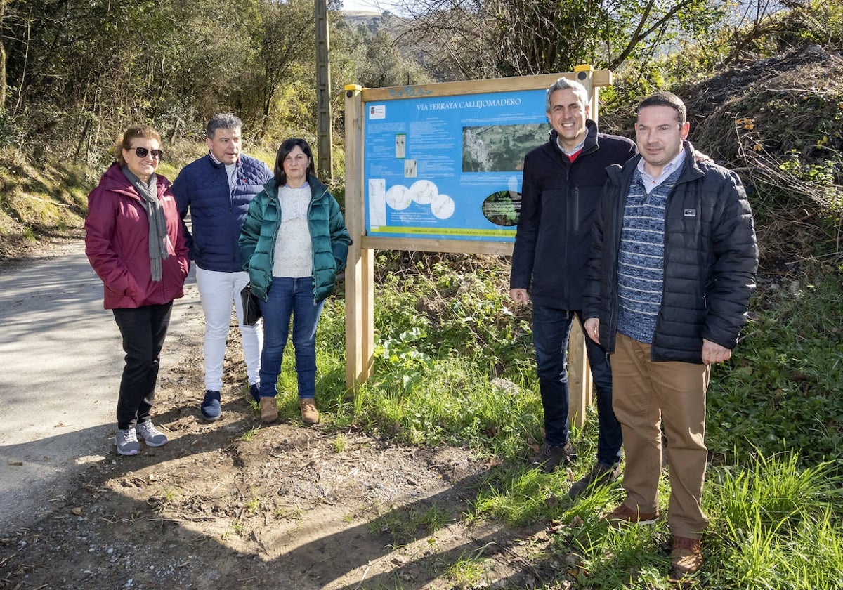 El Vicepresidente, Pablo Zuloaga, junto al alcalde de Ramales de la Victoria, César García, y varios ediles de su equipo de gobierno