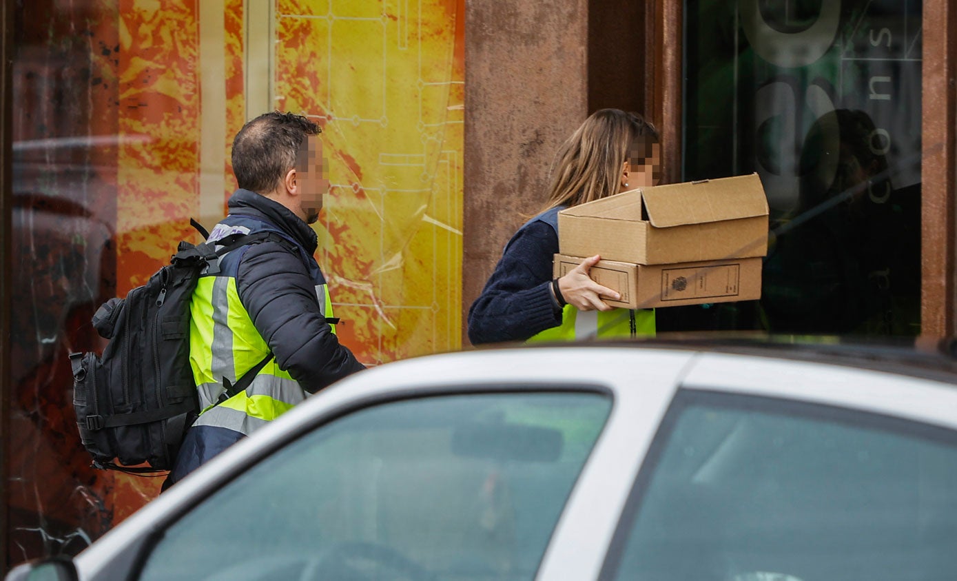 Unos veinte minutos más tarde, los propietarios de la empresa Rucecan han abierto la puerta de la sede a los efectivos, algunos de los cuales han accedido con cajas de cartón vacías.